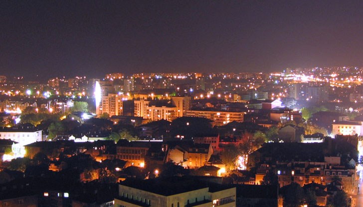 Плахи капки дъжд се усетиха във въздуха, но сякаш не успяха да стигнат до нагрятите улици Плахи капки дъжд се усетиха във въздуха, но сякаш не успяха да стигнат до нагрятите улици