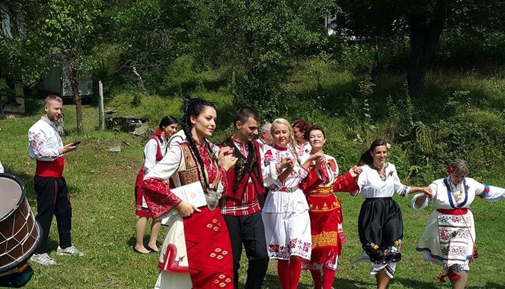 Всички гости на сватбата в китното селце Боженци пристигнаха в традиционни народни носии