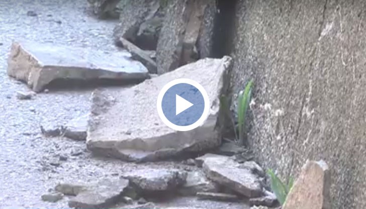 Голяма нужда от ремонт има облицовката на стената покрай булевард "Липник"