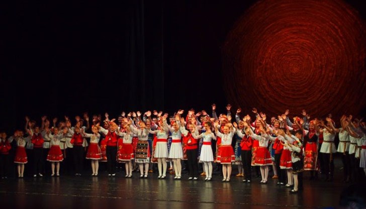 Танцьорите от Фолклорна танцова студия „Зора” поднесоха грандиозен годишен концерт