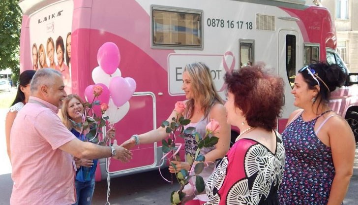 Фондацията на Нана Гладуиш стартира своята обиколка из страната в помощ на жените с рак на гърдата Фондацията на Нана Гладуиш стартира своята обиколка из страната в помощ на жените с рак на гърдата