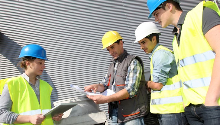 „Първи стъпки в кариерата“ е програма предназначена за ученици завършили 12 клас и студенти последна година