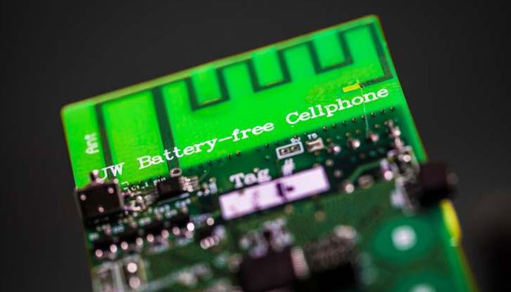 Устройството събира ток от въздуха