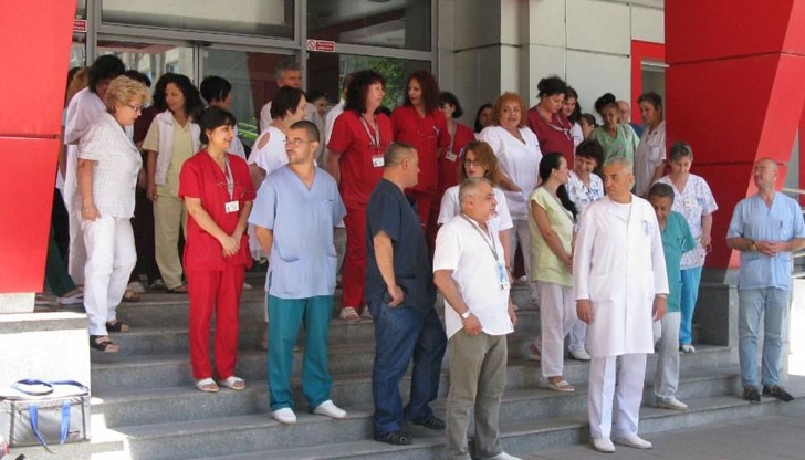 Медици от цялата страна се включиха в протеста, този в Русе беше пред Онкоцентъра