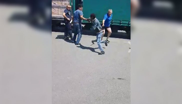 Българинът подгонва мигрант пред слисаните французи