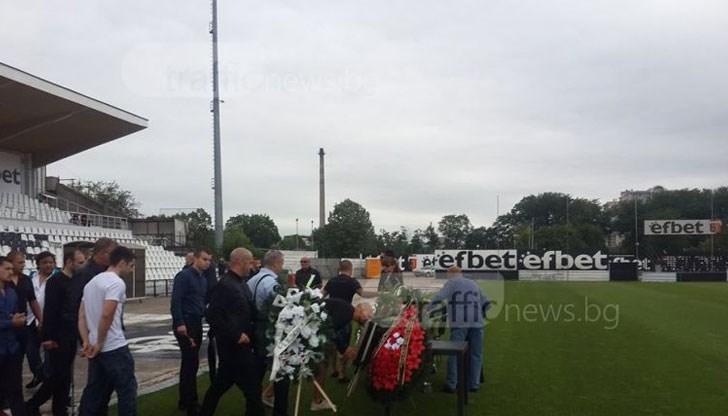 Опечалените поднесоха венци и цветя над тленните останки на футболиста на стадион Локомотив на Лаута