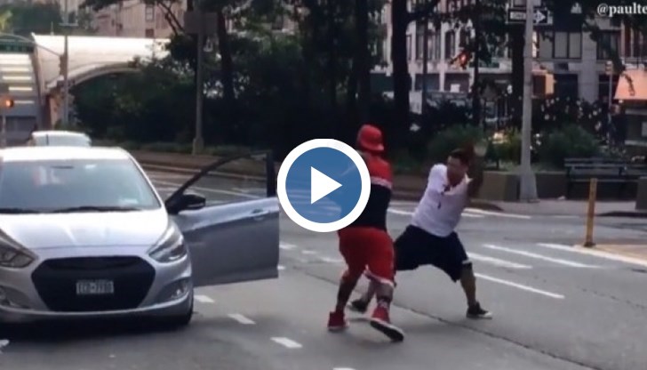 Видеокадрите са достойни за пародия на гладиаторски филм...