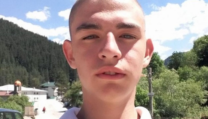 Днес е 11-ият ден от издирването на ученика, който малко след полунощ на 8 юли блъсна туристи в Триград и избяга Днес е 11-ият ден от издирването на ученика, който малко след полунощ на 8 юли блъсна туристи в Триград и избяга