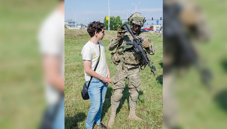 Жители и гости на Русе в момента разглеждат военната техника