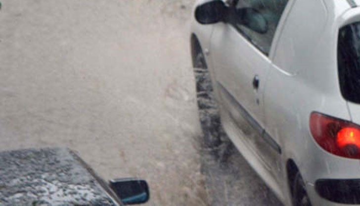 20 литра дъжд на квадратен метър за 50 минути се изляха в Русе, автомобили закъсаха по пътищата