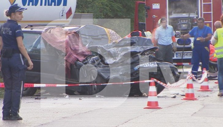 „Фолксваген голф“ се заби в цистерна