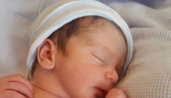 Малкият Ники се появи на бял свят над Атлантическия океан