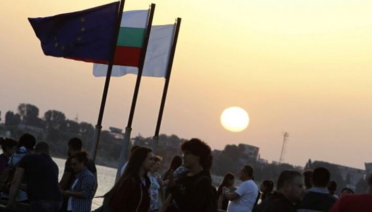 Джон Лоутън изпълни точно в 5:55 часа песента "July morning"