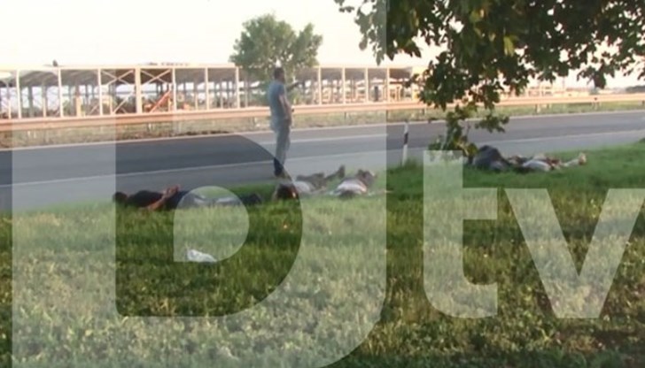 Петима бежанци и седем организатори бяха задържани при спецакция на МВР на автомагистрала „Тракия” Петима бежанци и седем организатори бяха задържани при спецакция на МВР на автомагистрала „Тракия”