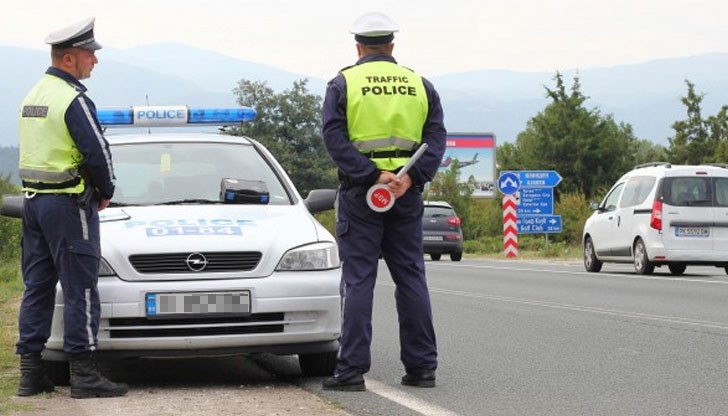Пътните полицаи имат вече таблети и на тях ще видят дали някой в колата има електронен фиш Пътните полицаи имат вече таблети и на тях ще видят дали някой в колата има електронен фиш