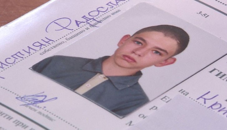 Майката на 16-годишният Кристиян, който блъсна туристи с кола е убедена, че се крие в околността на Триград Майката на 16-годишният Кристиян, който блъсна туристи с кола е убедена, че се крие в околността на Триград