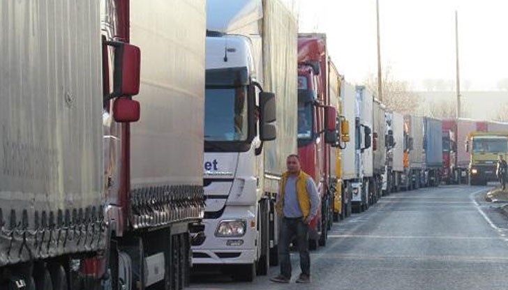 12 км колона от тежкотоварни автомобили 12 км колона от тежкотоварни автомобили