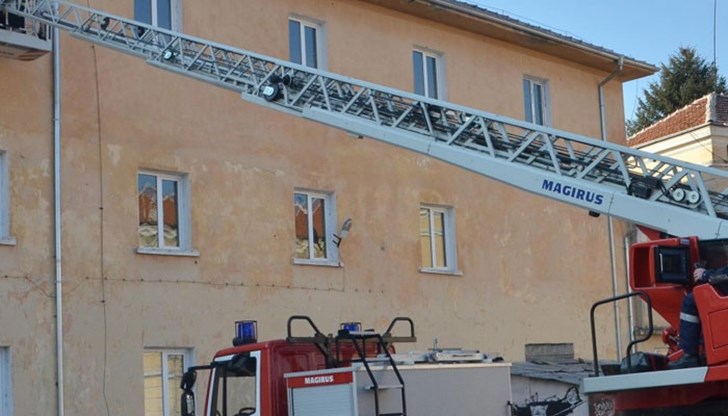 Близките на булката по традиция залостили вратата / Снимката е илюстративна/ Близките на булката по традиция залостили вратата / Снимката е илюстративна/