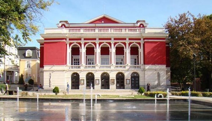 Заместник-министърът на културата Румен Димитров представи Ганчо Ганчев Заместник-министърът на културата Румен Димитров представи Ганчо Ганчев