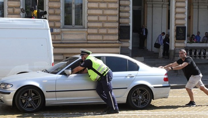Служителят на реда бута колата на гражданина по жълтите павета
