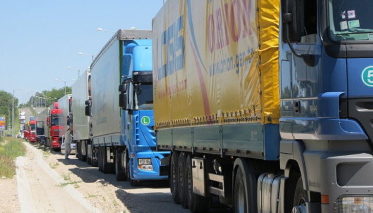 На границата с Турция на ГКПП "Капитан Андреево" се е образувала 4 км колона от товарни автомобили