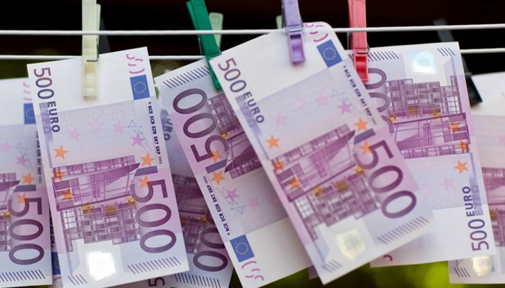 Кучето на митничарите обаче доловило миризма на канабис по банкнотите