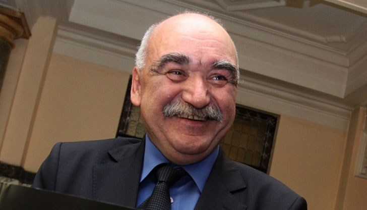 До момента Плочев бе началник на Клиниката по инфекциозни болести към Военномедицинска академия