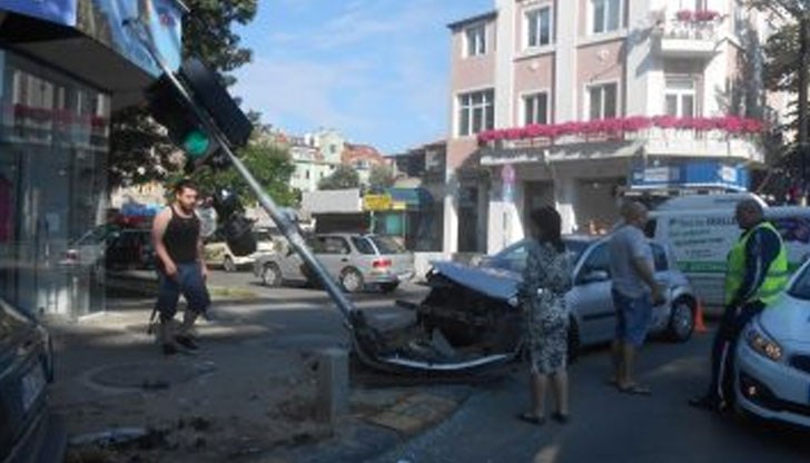 Светофарът буквално е пречупен на две