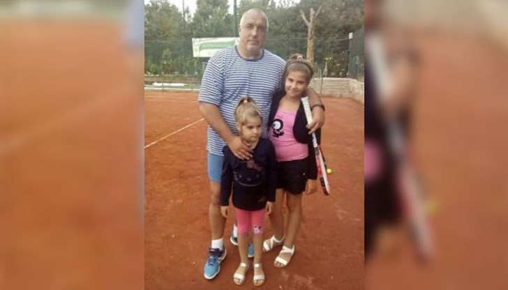 Сестрите ще запомнят лятната си ваканция заради случайна среща с премиера