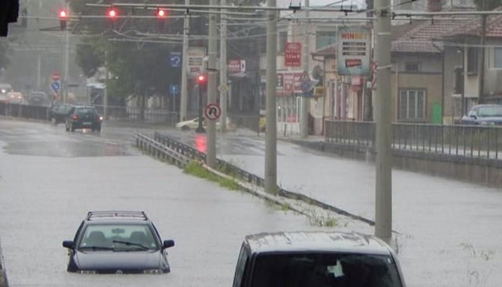 За 40 минути този следобед в Русе паднаха 29 л/кв. м За 40 минути този следобед в Русе паднаха 29 л/кв. м