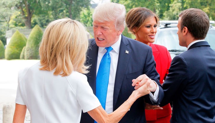 Президентът на САЩ Доналд Тръмп бе уловен да прави комплимент на съпругата на френския държавен глава Президентът на САЩ Доналд Тръмп бе уловен да прави комплимент на съпругата на френския държавен глава