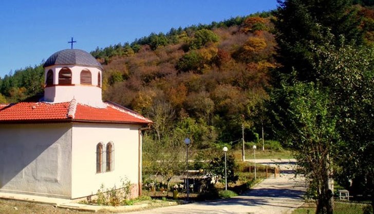 Стотици хора се стичат, за да отпият от лековитата вода на аязмото Стотици хора се стичат, за да отпият от лековитата вода на аязмото