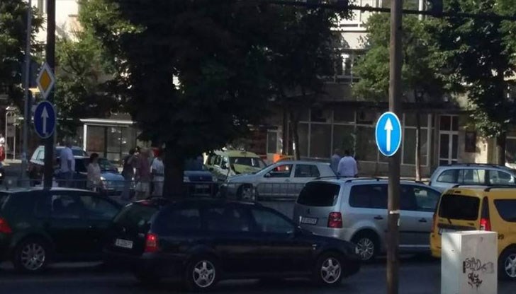 Участниците в произшествието са Рено, Голф и такси