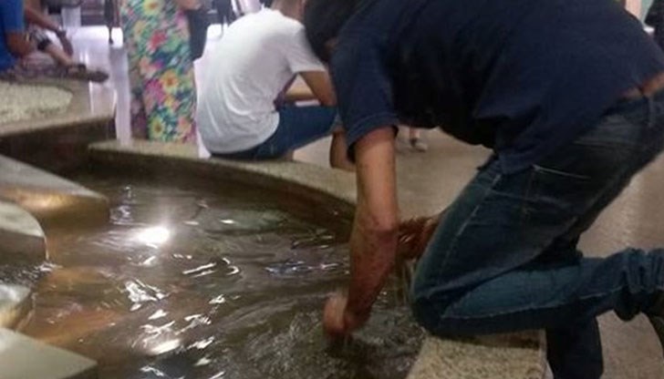 Мъжът не искаше да се разхлади в жегата