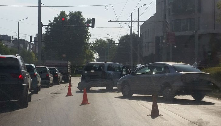 Шофьорът с "БМВ" блъсна 4 автомобила на светофара Шофьорът с "БМВ" блъсна 4 автомобила на светофара