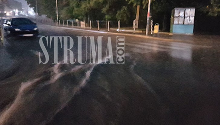 За броени минути улиците в града се превърнаха в реки