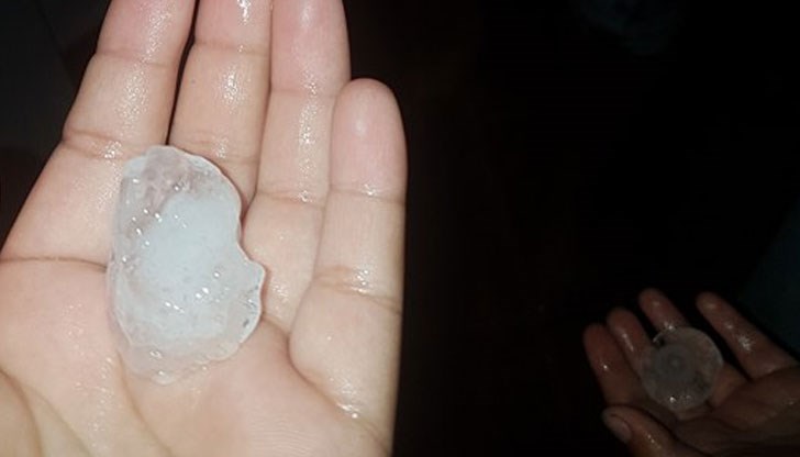 Градушка с размер на яйце изпотроши стъклата на коли