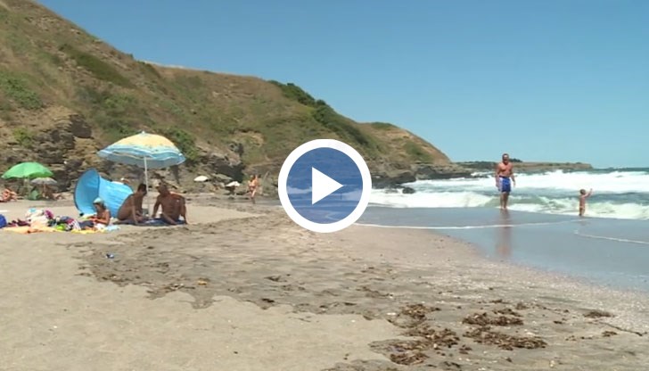 Нудисти и туристи не могат да си поделят плажната ивица на "Делфин"