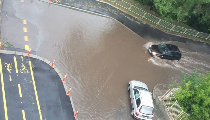 Колите плуват по улиците, мазетата са наводнени