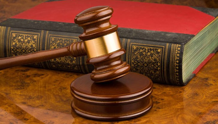 Обвиняемият я влачил върху капака на колата си, преди са спре Обвиняемият я влачил върху капака на колата си, преди са спре