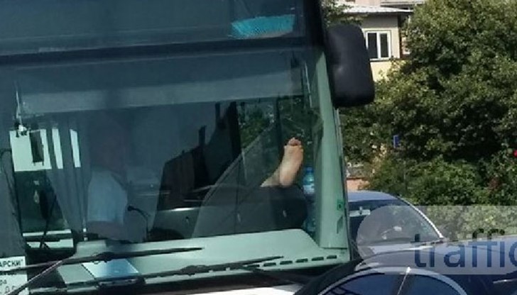 Гъвкавият водач на автобус №4 в Пловдив разхлажда ловко петата си в жегата