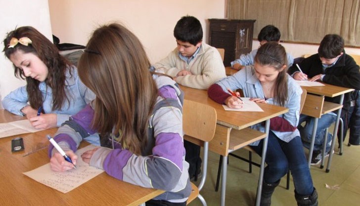 Графикът предвижда почивки за учениците в почти всеки месец