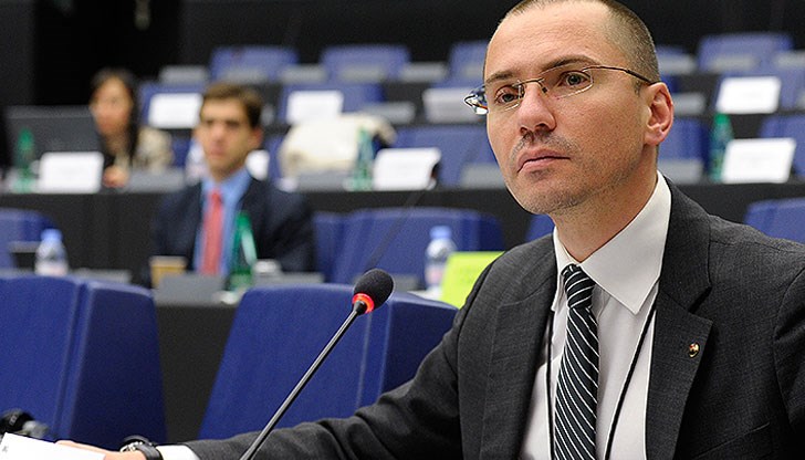 Когато някой примат е способен да нападне дете с брадва, за да го разчлени, то този примат няма място обратно в обществото Когато някой примат е способен да нападне дете с брадва, за да го разчлени, то този примат няма място обратно в обществото