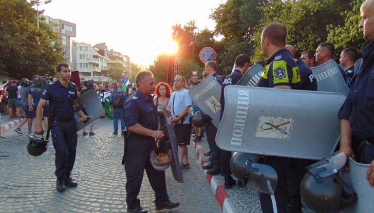 Снощи двама от деветимата задържани за нападението над деца и родители бяха освободени Снощи двама от деветимата задържани за нападението над деца и родители бяха освободени