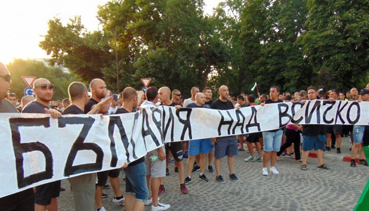 Обединените патриоти връчиха на председателя на НС 10 хиляди подписа Обединените патриоти връчиха на председателя на НС 10 хиляди подписа