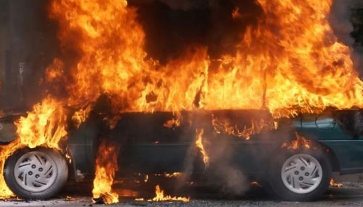 Автомобилът е изгорял при самозапалване след пътен инцидент / Снимката е илюстративна