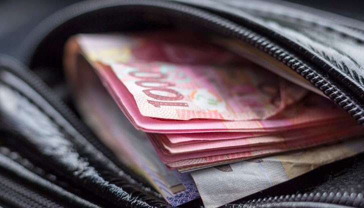 Парите били в кожена чанта, забравена на пейка пред бензиностанцията