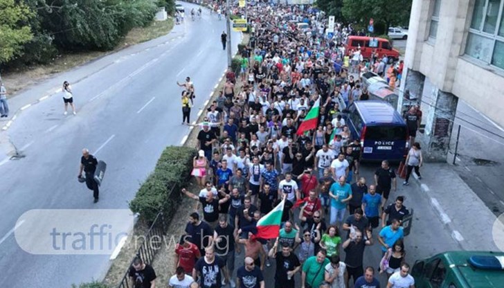 Колоната продължава да расте под плътен полицейски кордон, има и водно оръдие