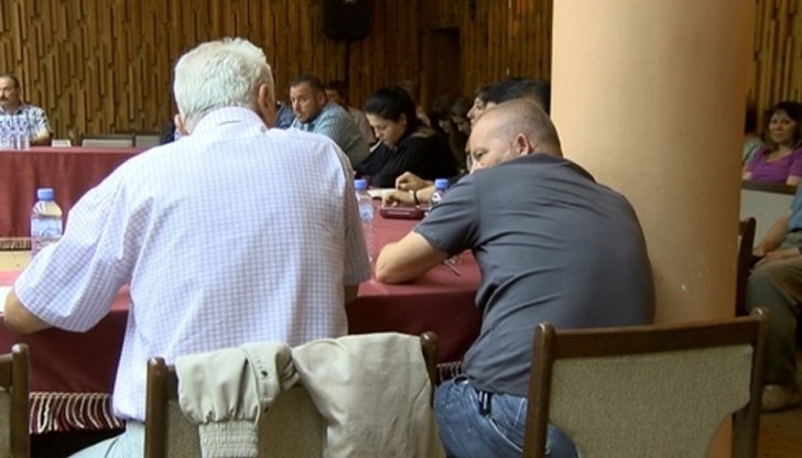 За сравнение – в Народното събрание е забранено депутатите да влизат въоръжени в пленарната зала