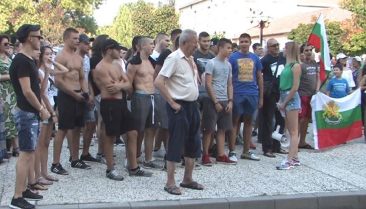 17-годишното момче е нападнато в гръб от циганин 17-годишното момче е нападнато в гръб от циганин